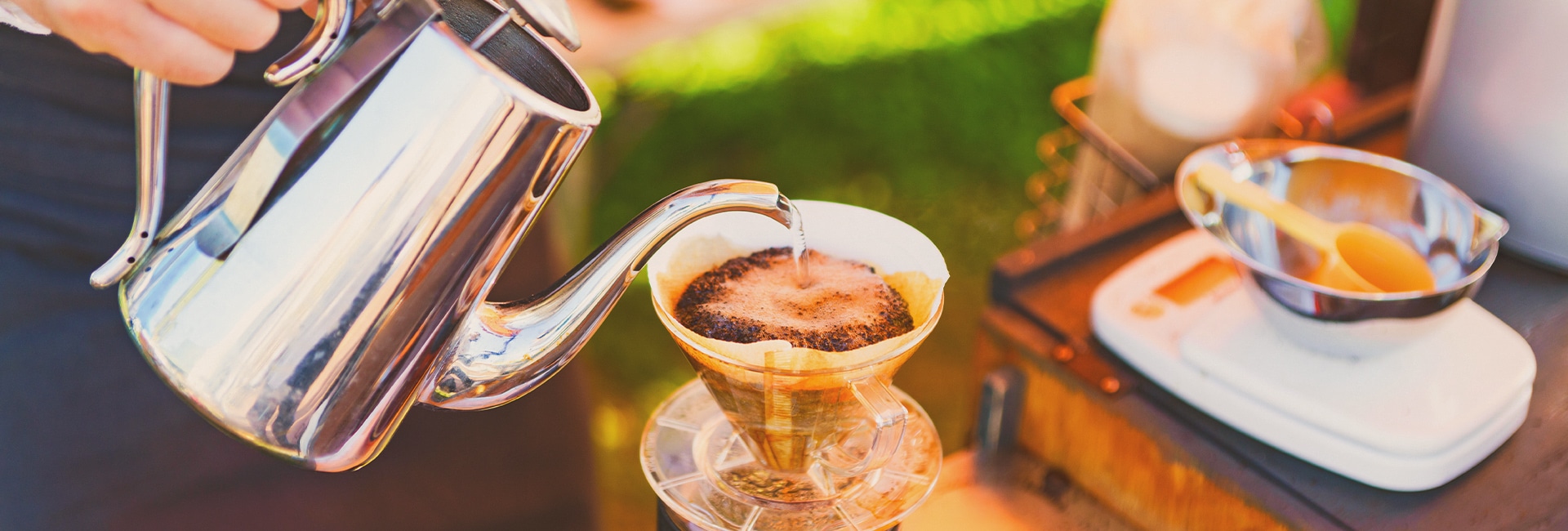 コーヒーを淹れる様子